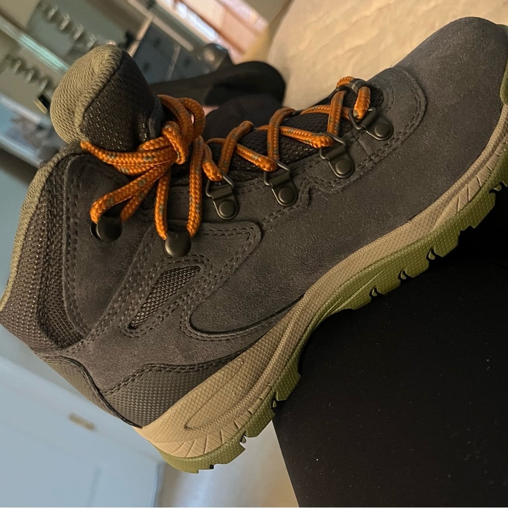 Columbia Newton Ridge Hiking Boots NWT